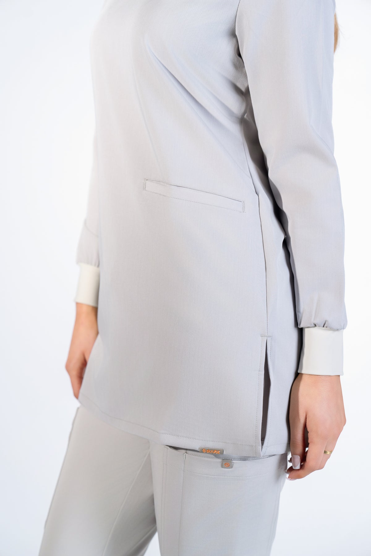 Cosa Women's Long Sleeves V Neck Top